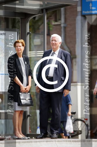 Amsterdam 10 augustus 2015     
Joop Daalmeijer en Maartje v Weegen wachten op de tram.
