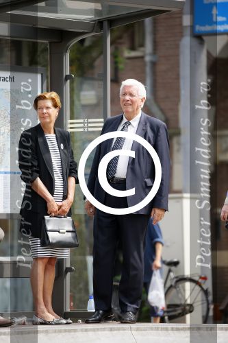 Amsterdam 10 augustus 2015     
Joop Daalmeijer en Maartje v Weegen wachten op de tram.