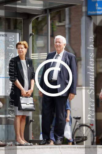 Amsterdam 10 augustus 2015     
Joop Daalmeijer en Maartje v Weegen wachten op de tram.