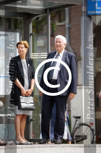 Amsterdam 10 augustus 2015     
Joop Daalmeijer en Maartje v Weegen wachten op de tram.