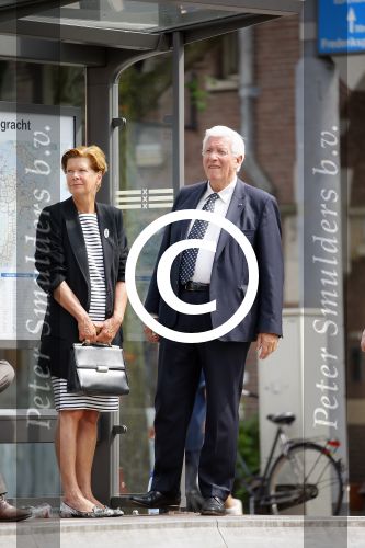 Amsterdam 10 augustus 2015     
Joop Daalmeijer en Maartje v Weegen wachten op de tram.