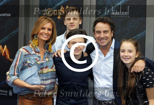 Amsterdam 20 juni 2015
Premiere Code M in het nieuwe de la mar met oa Senna Borsato.
Marco Leontine Luca en Jada Borsato met hun vriendjes en vriendinnetjes
