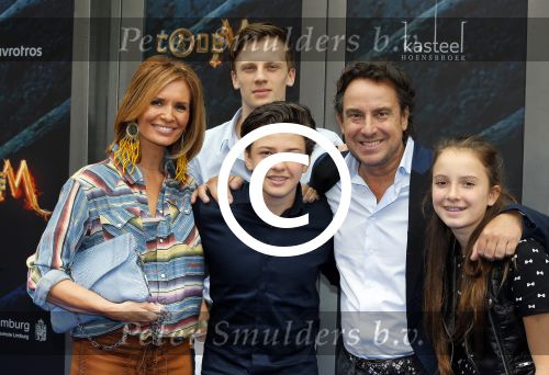 Amsterdam 20 juni 2015
Premiere Code M in het nieuwe de la mar met oa Senna Borsato.
Marco Leontine Luca en Jada Borsato met hun vriendjes en vriendinnetjes
