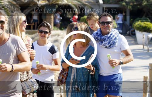 ibiza 24 juli 2015
Marco Borsato met Leontine Luca (met vriendin) Jada en Senna op vakantie.
Ze gingen lunchen met John Ewbank en zijn vriendin Kelly Weekers.