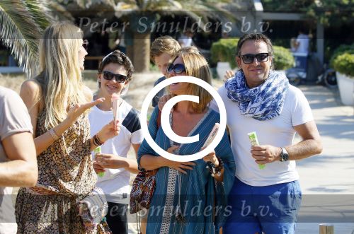 ibiza 24 juli 2015
Marco Borsato met Leontine Luca (met vriendin) Jada en Senna op vakantie.
Ze gingen lunchen met John Ewbank en zijn vriendin Kelly Weekers.