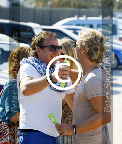 ibiza 24 juli 2015
Marco Borsato met Leontine Luca (met vriendin) Jada en Senna op vakantie.
Ze gingen lunchen met John Ewbank en zijn vriendin Kelly Weekers.