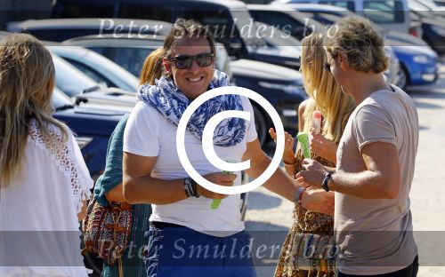 ibiza 24 juli 2015
Marco Borsato met Leontine Luca (met vriendin) Jada en Senna op vakantie.
Ze gingen lunchen met John Ewbank en zijn vriendin Kelly Weekers.