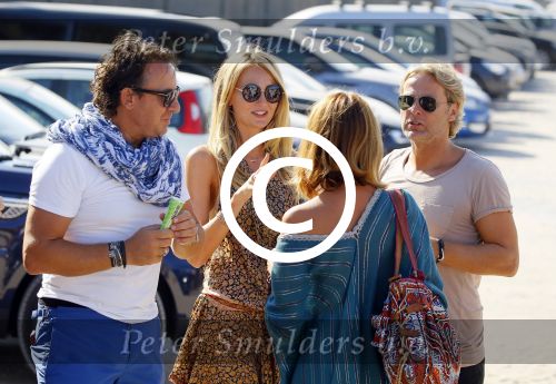 ibiza 24 juli 2015
Marco Borsato met Leontine Luca (met vriendin) Jada en Senna op vakantie.
Ze gingen lunchen met John Ewbank en zijn vriendin Kelly Weekers.