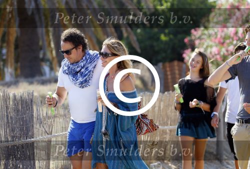 ibiza 24 juli 2015
Marco Borsato met Leontine Luca (met vriendin) Jada en Senna op vakantie.
Ze gingen lunchen met John Ewbank en zijn vriendin Kelly Weekers.