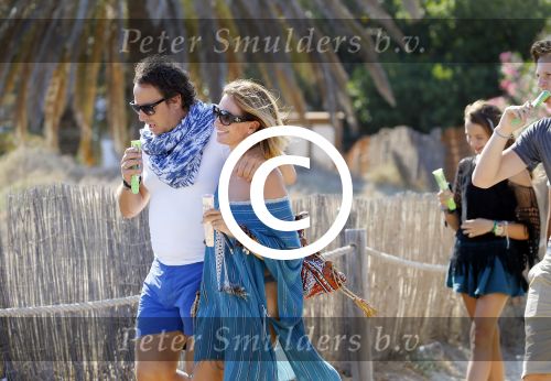 ibiza 24 juli 2015
Marco Borsato met Leontine Luca (met vriendin) Jada en Senna op vakantie.
Ze gingen lunchen met John Ewbank en zijn vriendin Kelly Weekers.