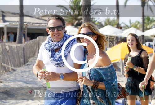 ibiza 24 juli 2015
Marco Borsato met Leontine Luca (met vriendin) Jada en Senna op vakantie.
Ze gingen lunchen met John Ewbank en zijn vriendin Kelly Weekers.