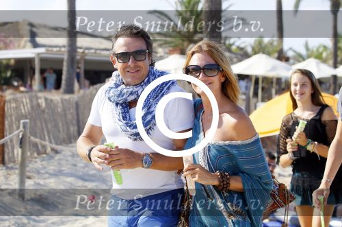 ibiza 24 juli 2015
Marco Borsato met Leontine Luca (met vriendin) Jada en Senna op vakantie.
Ze gingen lunchen met John Ewbank en zijn vriendin Kelly Weekers.