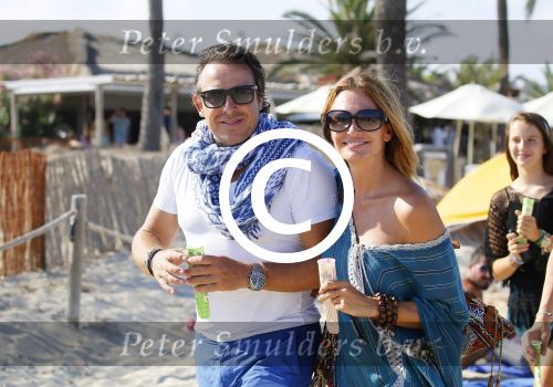 ibiza 24 juli 2015
Marco Borsato met Leontine Luca (met vriendin) Jada en Senna op vakantie.
Ze gingen lunchen met John Ewbank en zijn vriendin Kelly Weekers.
