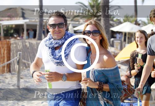 ibiza 24 juli 2015
Marco Borsato met Leontine Luca (met vriendin) Jada en Senna op vakantie.
Ze gingen lunchen met John Ewbank en zijn vriendin Kelly Weekers.
