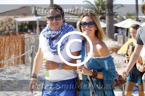 ibiza 24 juli 2015
Marco Borsato met Leontine Luca (met vriendin) Jada en Senna op vakantie.
Ze gingen lunchen met John Ewbank en zijn vriendin Kelly Weekers.