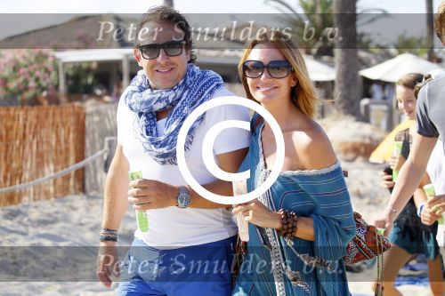 ibiza 24 juli 2015
Marco Borsato met Leontine Luca (met vriendin) Jada en Senna op vakantie.
Ze gingen lunchen met John Ewbank en zijn vriendin Kelly Weekers.