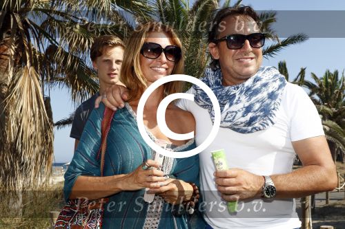 ibiza 24 juli 2015
Marco Borsato met Leontine Luca (met vriendin) Jada en Senna op vakantie.
Ze gingen lunchen met John Ewbank en zijn vriendin Kelly Weekers.