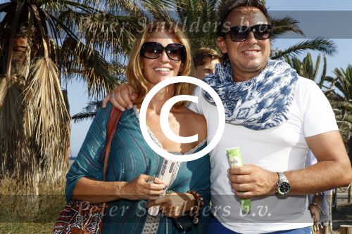 ibiza 24 juli 2015
Marco Borsato met Leontine Luca (met vriendin) Jada en Senna op vakantie.
Ze gingen lunchen met John Ewbank en zijn vriendin Kelly Weekers.