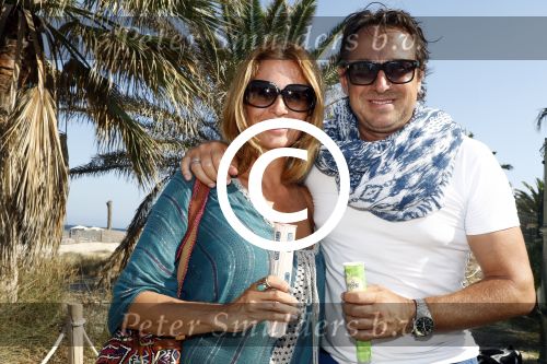 ibiza 24 juli 2015
Marco Borsato met Leontine Luca (met vriendin) Jada en Senna op vakantie.
Ze gingen lunchen met John Ewbank en zijn vriendin Kelly Weekers.