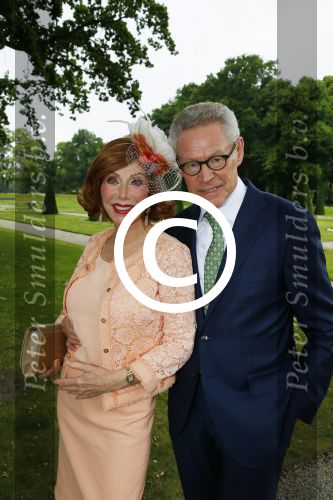 Haarzuilens 17 juni 2015
Haringparty op kasteel de Haar. Marijke Helwegen met man