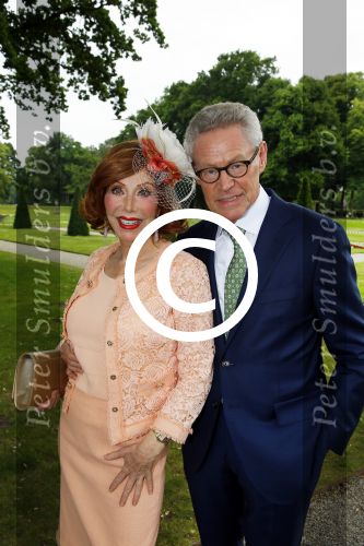 Haarzuilens 17 juni 2015
Haringparty op kasteel de Haar. Marijke Helwegen met man