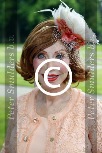 Haarzuilens 17 juni 2015
Haringparty op kasteel de Haar. Marijke Helwegen met man
