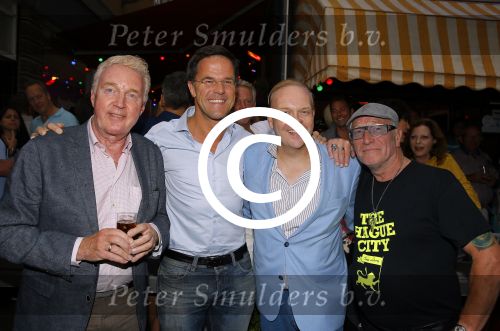 Den Haag 16 juli 2015
Verjaardagsfeestje Frits Huffnagel in Den Haag. Mark Rutte en Andre v Duin