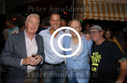 Den Haag 16 juli 2015
Verjaardagsfeestje Frits Huffnagel in Den Haag. Mark Rutte en Andre v Duin