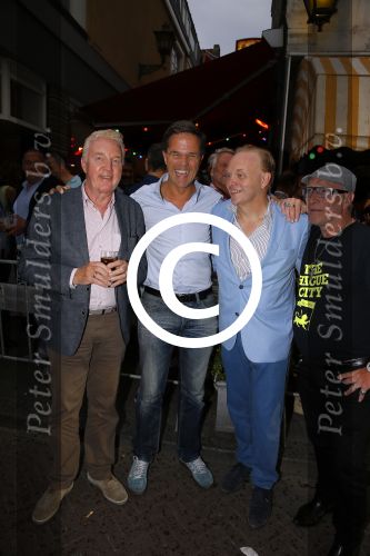 Den Haag 16 juli 2015
Verjaardagsfeestje Frits Huffnagel in Den Haag. Mark Rutte en Andre v Duin