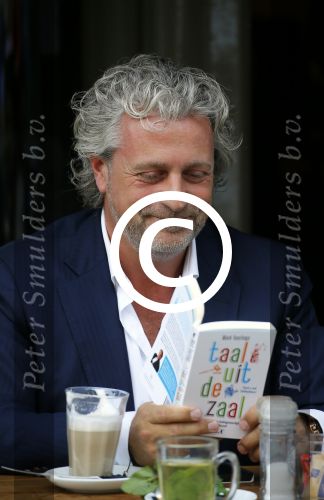 Amsterdam 25 juni 2015
Mark Teurlings met zijn boek op terras bij v Dam