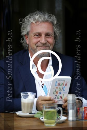 Amsterdam 25 juni 2015
Mark Teurlings met zijn boek op terras bij v Dam