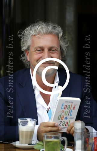 Amsterdam 25 juni 2015
Mark Teurlings met zijn boek op terras bij v Dam