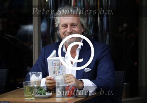 Amsterdam 25 juni 2015
Mark Teurlings met zijn boek op terras bij v Dam