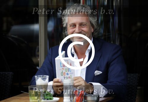 Amsterdam 25 juni 2015
Mark Teurlings met zijn boek op terras bij v Dam