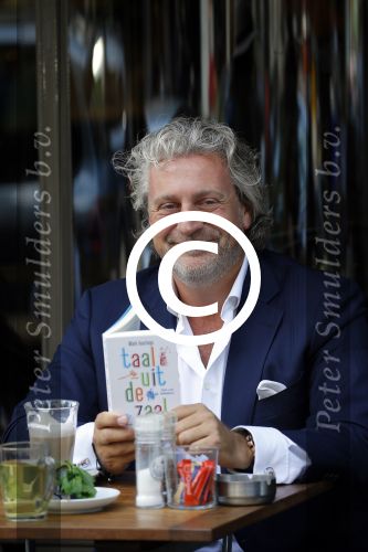 Amsterdam 25 juni 2015
Mark Teurlings met zijn boek op terras bij v Dam