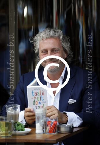 Amsterdam 25 juni 2015
Mark Teurlings met zijn boek op terras bij v Dam