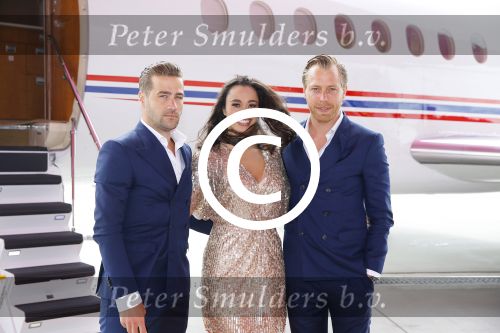 Schiphol OOst 18 juni 2015
Presentatie cast the bodyguard met in de hoofdrollen Romy Monteiro Carolina Dijkhuizen Mark v Eeuwen en Dave Mantel. Albert Verlinde is de producent namens Stage entertainment.
Ze arriveren in het nieuwe prive vliegtuig van John de Mol op schiphol OOst