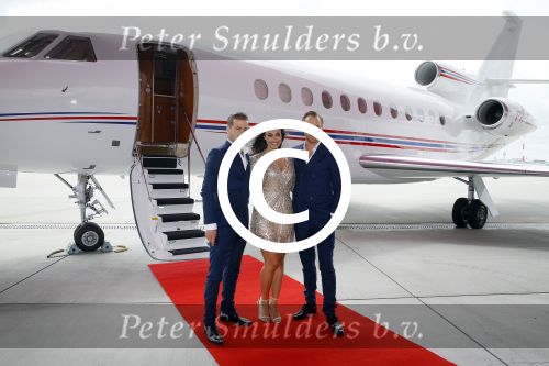 Schiphol OOst 18 juni 2015
Presentatie cast the bodyguard met in de hoofdrollen Romy Monteiro Carolina Dijkhuizen Mark v Eeuwen en Dave Mantel. Albert Verlinde is de producent namens Stage entertainment.
Ze arriveren in het nieuwe prive vliegtuig van John de Mol op schiphol OOst