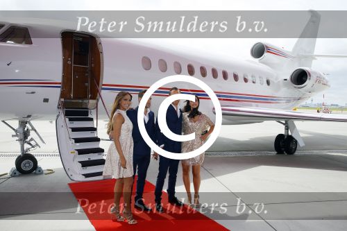 Schiphol OOst 18 juni 2015
Presentatie cast the bodyguard met in de hoofdrollen Romy Monteiro Carolina Dijkhuizen Mark v Eeuwen en Dave Mantel. Albert Verlinde is de producent namens Stage entertainment.
Ze arriveren in het nieuwe prive vliegtuig van John de Mol op schiphol OOst