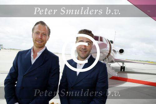 Schiphol OOst 18 juni 2015
Presentatie cast the bodyguard met in de hoofdrollen Romy Monteiro Carolina Dijkhuizen Mark v Eeuwen en Dave Mantel. Albert Verlinde is de producent namens Stage entertainment.
Ze arriveren in het nieuwe prive vliegtuig van John de Mol op schiphol OOst