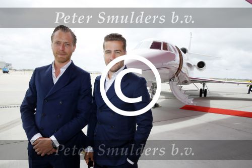 Schiphol OOst 18 juni 2015
Presentatie cast the bodyguard met in de hoofdrollen Romy Monteiro Carolina Dijkhuizen Mark v Eeuwen en Dave Mantel. Albert Verlinde is de producent namens Stage entertainment.
Ze arriveren in het nieuwe prive vliegtuig van John de Mol op schiphol OOst