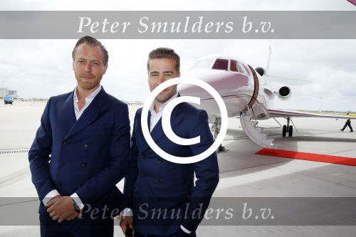 Schiphol OOst 18 juni 2015
Presentatie cast the bodyguard met in de hoofdrollen Romy Monteiro Carolina Dijkhuizen Mark v Eeuwen en Dave Mantel. Albert Verlinde is de producent namens Stage entertainment.
Ze arriveren in het nieuwe prive vliegtuig van John de Mol op schiphol OOst