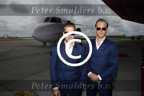 Schiphol OOst 18 juni 2015
Presentatie cast the bodyguard met in de hoofdrollen Romy Monteiro Carolina Dijkhuizen Mark v Eeuwen en Dave Mantel. Albert Verlinde is de producent namens Stage entertainment.
Ze arriveren in het nieuwe prive vliegtuig van John de Mol op schiphol OOst