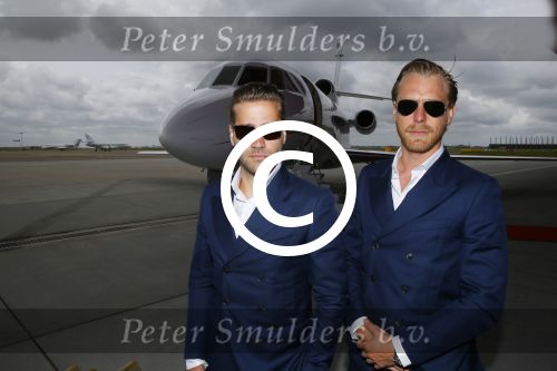 Schiphol OOst 18 juni 2015
Presentatie cast the bodyguard met in de hoofdrollen Romy Monteiro Carolina Dijkhuizen Mark v Eeuwen en Dave Mantel. Albert Verlinde is de producent namens Stage entertainment.
Ze arriveren in het nieuwe prive vliegtuig van John de Mol op schiphol OOst