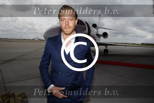 Schiphol OOst 18 juni 2015
Presentatie cast the bodyguard met in de hoofdrollen Romy Monteiro Carolina Dijkhuizen Mark v Eeuwen en Dave Mantel. Albert Verlinde is de producent namens Stage entertainment.
Ze arriveren in het nieuwe prive vliegtuig van John de Mol op schiphol OOst