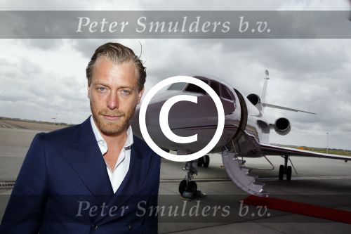 Schiphol OOst 18 juni 2015
Presentatie cast the bodyguard met in de hoofdrollen Romy Monteiro Carolina Dijkhuizen Mark v Eeuwen en Dave Mantel. Albert Verlinde is de producent namens Stage entertainment.
Ze arriveren in het nieuwe prive vliegtuig van John de Mol op schiphol OOst