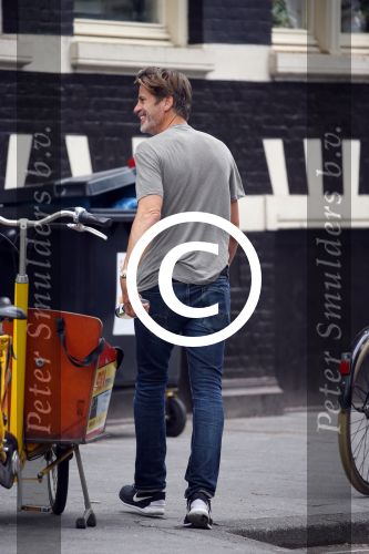 Amsterdam 14 augustus 2015  
Mark v d Loo op straat bij cold pressed juicery