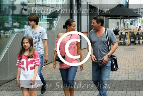 Amsterdam 5 juli 2015
Martijn Krabbe en zijn vriendin Noi Pakon gaan met kinderen naar de bioscoop.