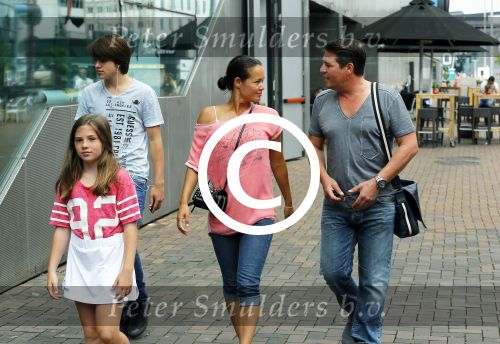 Amsterdam 5 juli 2015
Martijn Krabbe en zijn vriendin Noi Pakon gaan met kinderen naar de bioscoop.