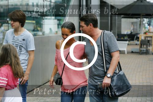 Amsterdam 5 juli 2015
Martijn Krabbe en zijn vriendin Noi Pakon gaan met kinderen naar de bioscoop.